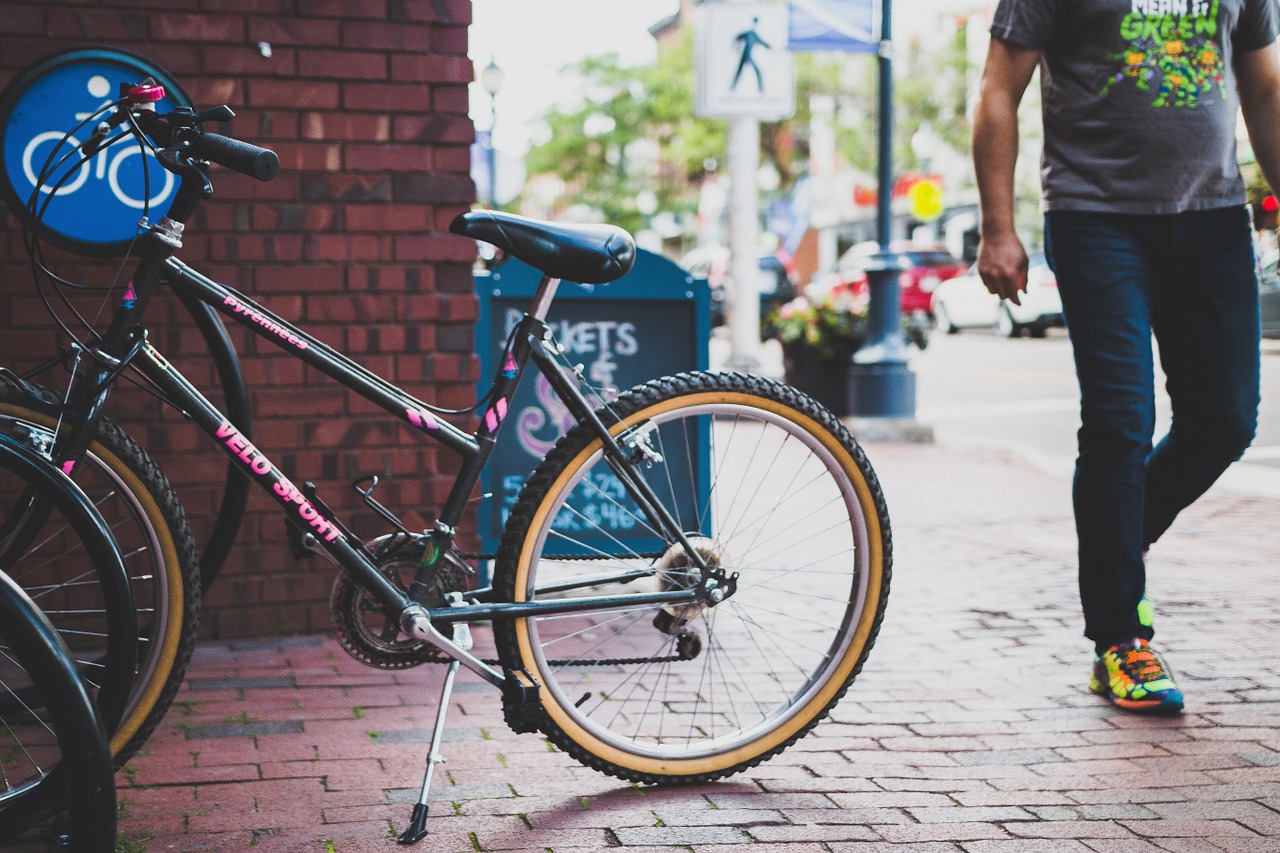 Imagen que contiene bicicleta, persona, acera.